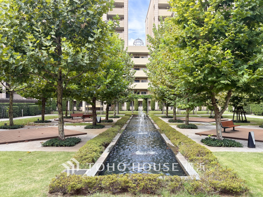 四季の緑に囲まれた噴水のある広々とした中庭。住民が憩える落ち着いた共用スペースです。