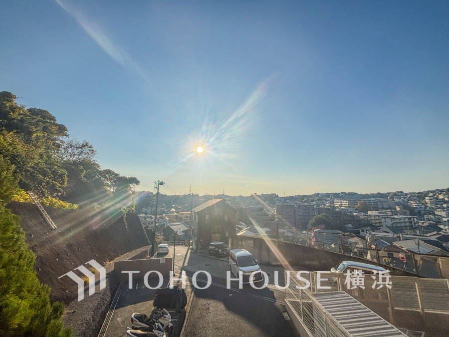 陽光が降り注ぐ高台の住宅街。開放的な眺望と静かな環境が魅力の住まいです。