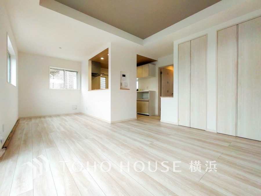 和やかで洗練された空間の演出。寛ぎとコミュニケーションを育む居心地のよい場所。やわらかな陽射しが降り注ぎ、室内に開放感と爽快感をもたらします。