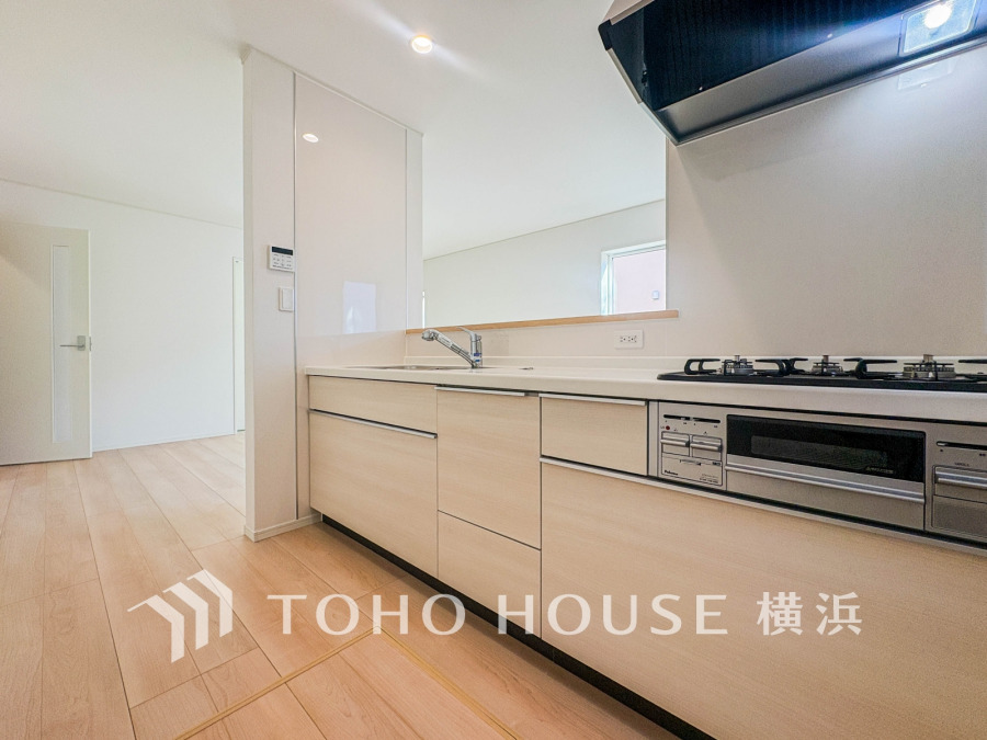 ご家族みんなで調理ができる位のスペースを実現したキッチン空間となっております。みんなで作った料理を召し上がりながらの会話は、どのような物になるのでしょうか。