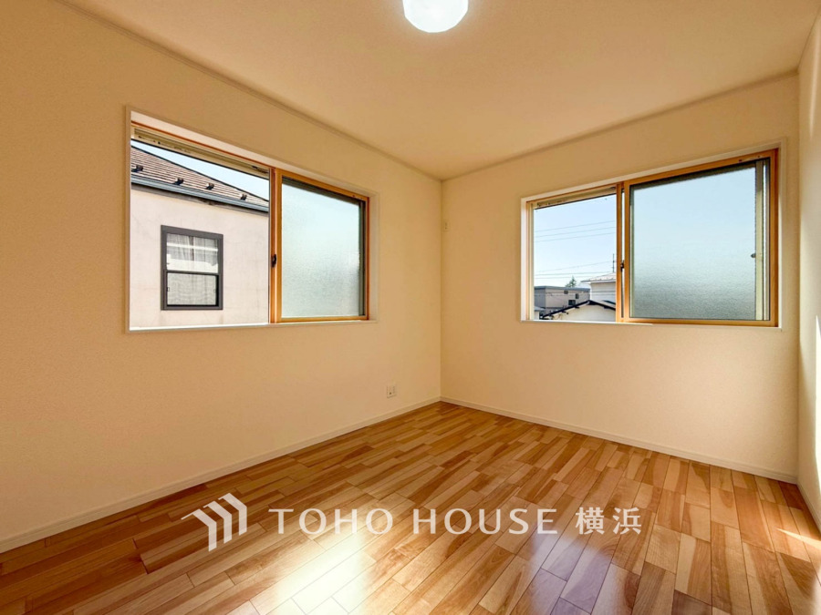 採光もアクセントの一つとして。プライベートルームにはやさしい光が射し込んでいて、この明るい好みの空間で読書をしたり、音楽を聞いたりと一人の時間も充実したものにできます。