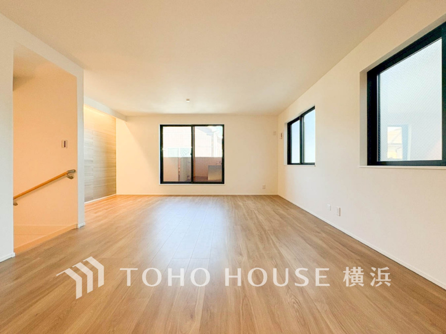 光と風が溢れる開放的なリビングダイニングには自然と家族みんなが集まってきます。明るく穏やかな空気の中で飲んだり、食べたり、笑ったり。