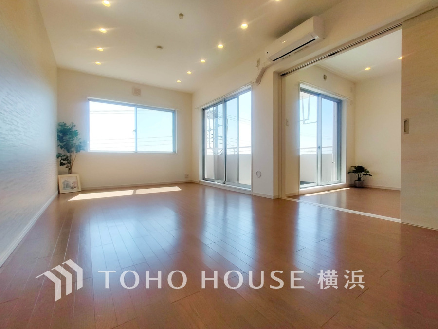 豊かな光が照らすこの場所は、たわいもない会話を楽しみ、ゆったりとした時間を過ごす場所。この場所から、家族の記憶が紡がれるでしょう。