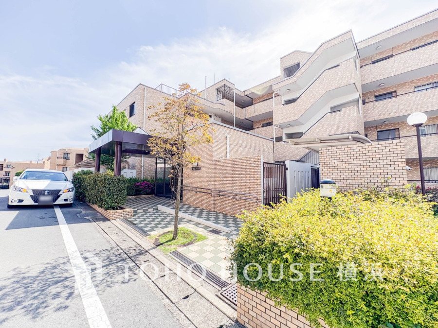 時代の流れに惑わされないシックなカラートーンで街並みに溶け込む外観は、主張し過ぎず、また平凡になり過ぎず絶妙なコントラストで輝きを放ちます。