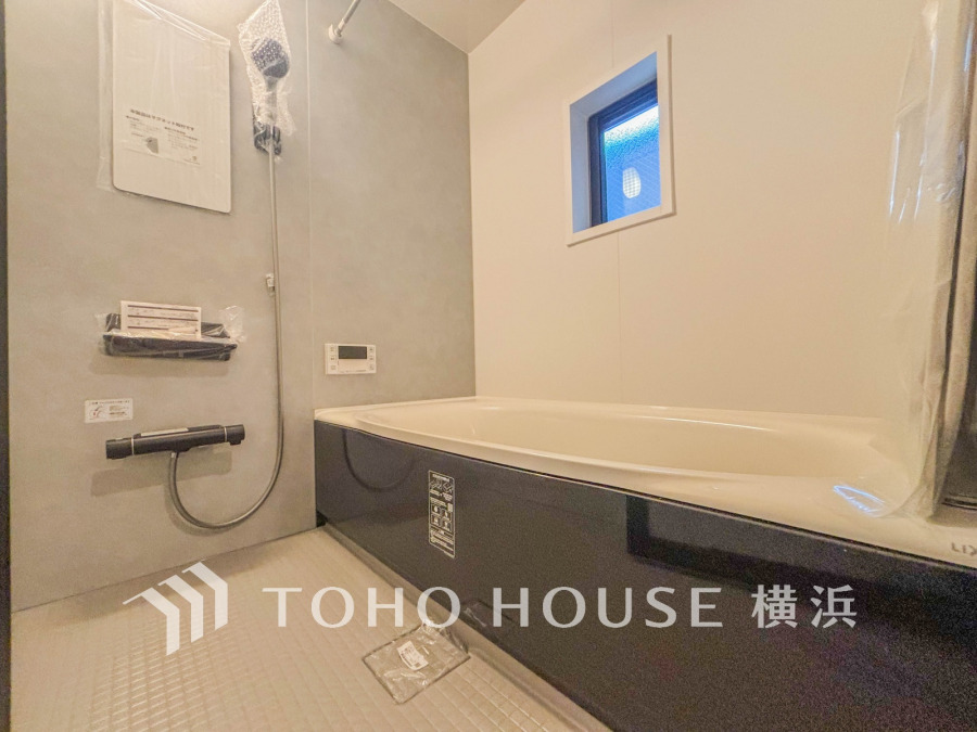 心地よいリラックスを叶える清潔感溢れる美しい空間。快適で機能的なバスルームです。
