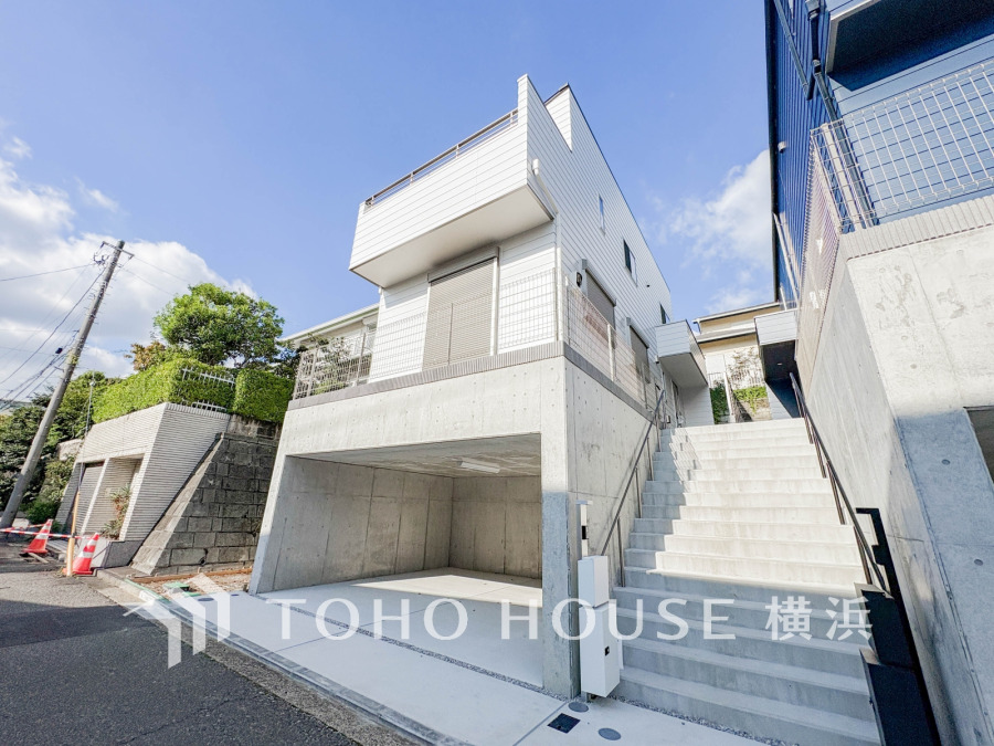 爽やかな青空の下に贅沢なほどに降り注ぐ陽光、豊かな居住性と、クオリティが見事に調和した住空間は、住まうことの喜びを感じさせてくれます。