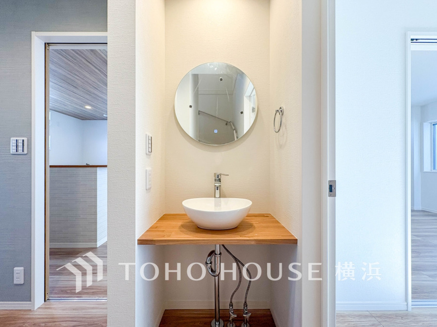 スタイリッシュなデザインの洗面台に朝の気分もアップ♪　セカンド洗面を設けることで機能的な暮らしの動線を実現すると共に、家族で利用の重なる時間帯にもスムーズな身支度を叶えます