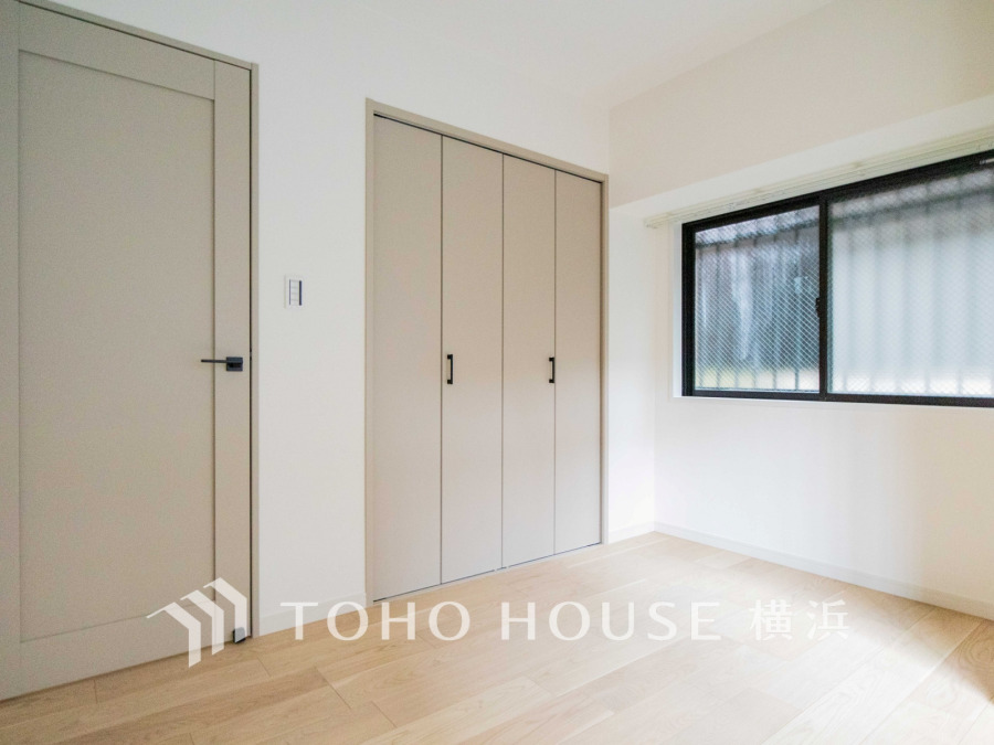 大きな窓からは快適な光を取り入れ、通気性能を上げる事で居心地の良い空間を演出します。多くの時間を過ごす住まいだからこそ、いつも快適な場所であるように心掛けています