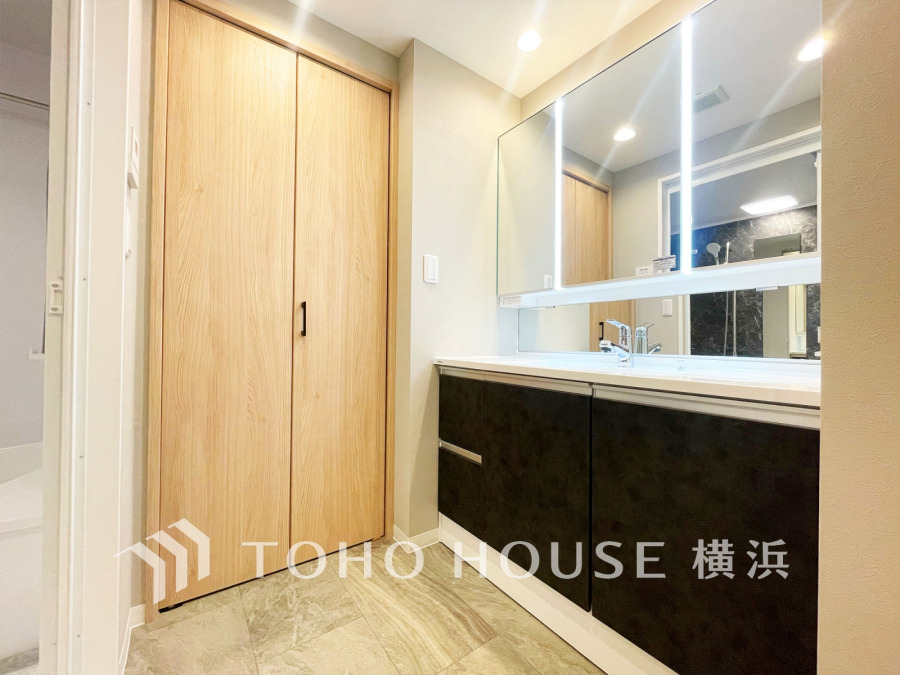 清潔感あふれる洗面室は大容量収納付きで、使い勝手の良い快適な空間です。