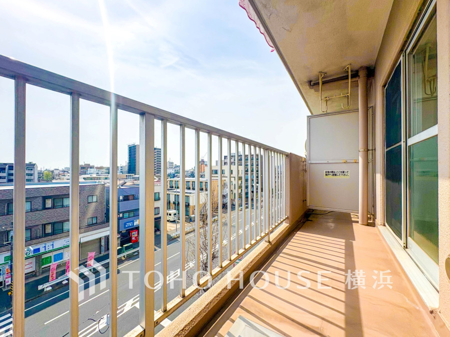 ずっと太陽を感じる事ができるのは、遮るものが視界に無いから。彼方に広がる風景が絵画のように広がります。