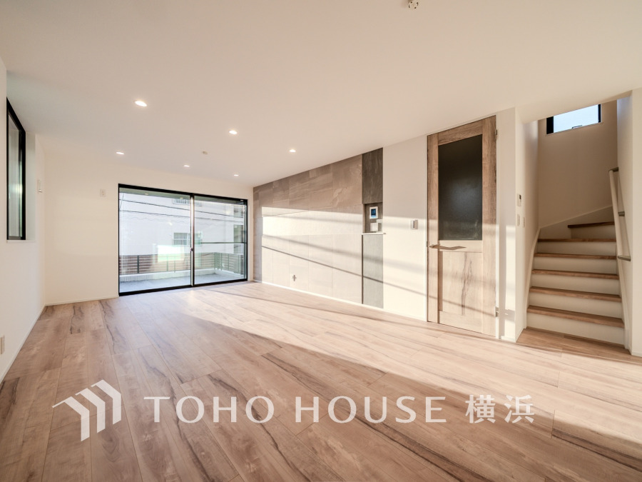 上質な時間を育む暮らしのメインステージ。寛ぎとコミュニケーションを育む居心地のよい場所は、リビング階段を採用。ご家族の集まる憩いの場所。ここで楽しむご家族の時間が絆をより深めてくれそうです。