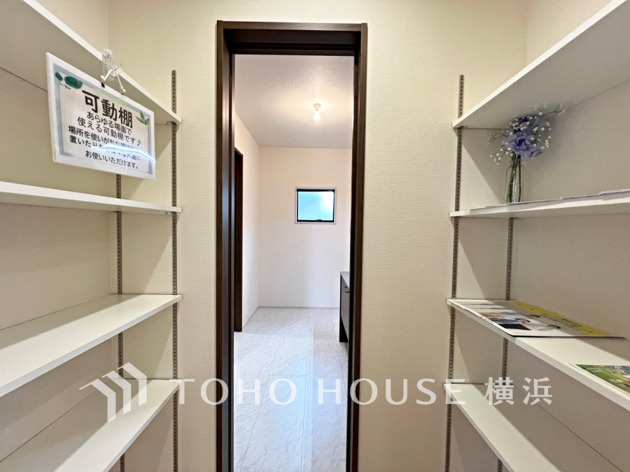 キッチン脇の大型パントリー。長期保存できる缶詰や調味料などの食品類の他、かさばるペーパーやラップ類をまとめて収納しておけます。キッチンまわりの掃除用具などを置くのにも便利ですね。