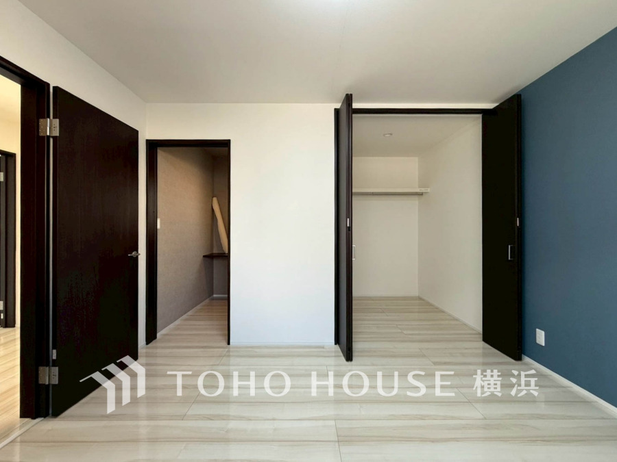 書斎としてお使い頂けるDENスペースと大きなWICを備えた機能性が魅力のサービスルーム