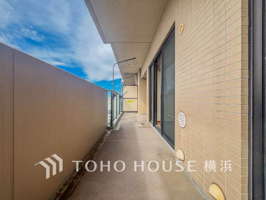 暮らしの中で光と風を演出してくれるバルコニー、見事なまでの開放的な空間を演出しながら、プライベート性も確保された空間は我が家の自慢。