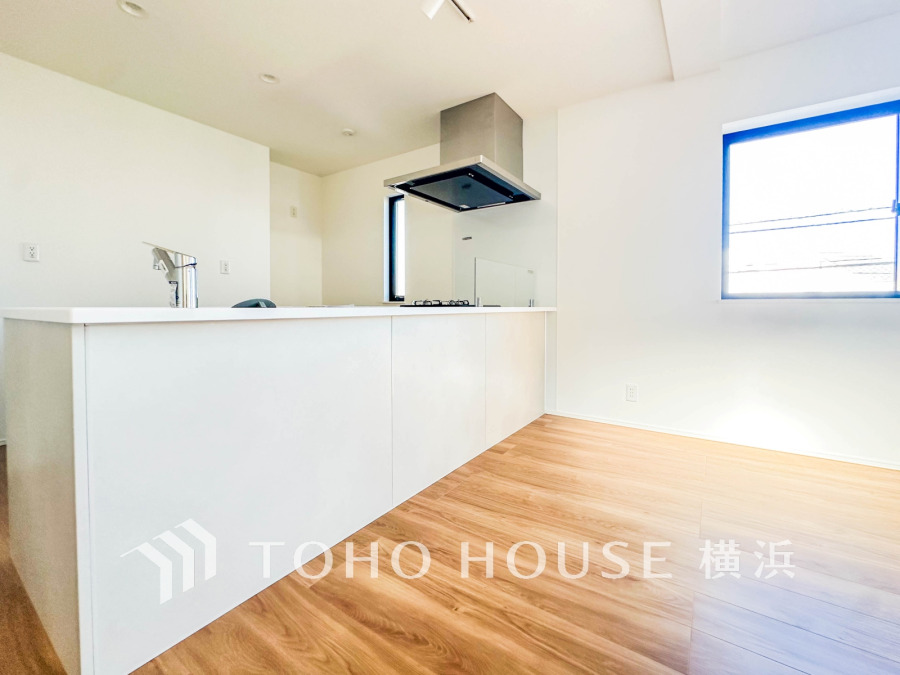 機能性とデザイン性を兼ね備えたシステムキッチン。リビングとの一体感も考慮され、美しい空間が実現。
