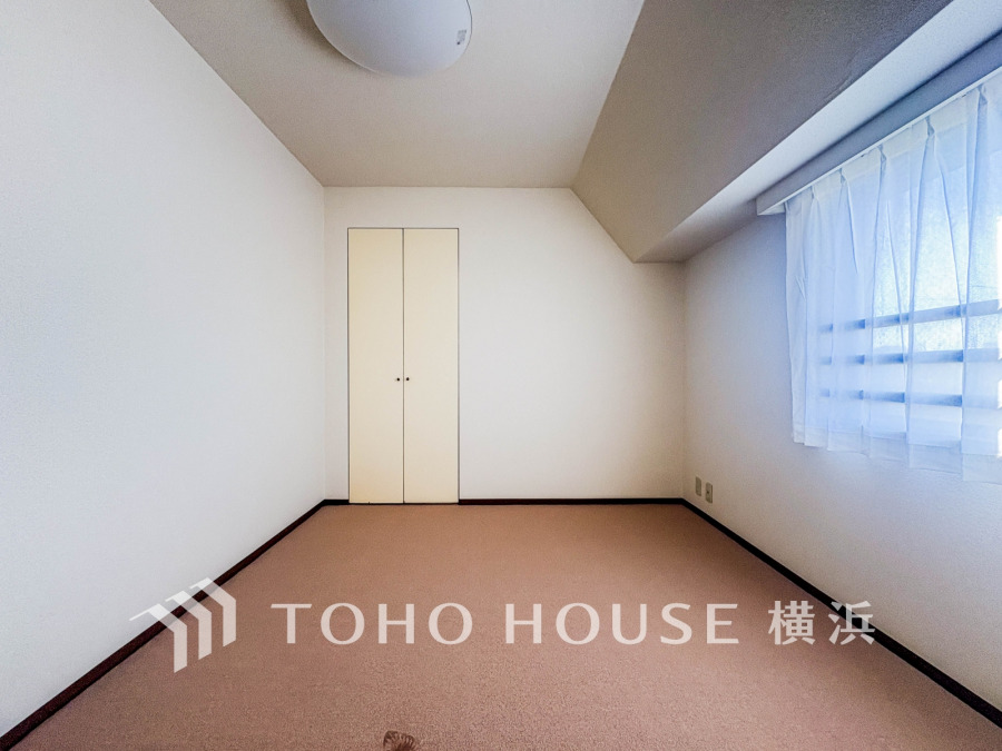 過ぎ行く時間をゆったりと感じることができる落ちついたプライベートルーム。リビングで楽しく過ごした後はゆっくり寛ぎの時間を満喫できます。静かな環境でリラックスタイムを愉しんで。