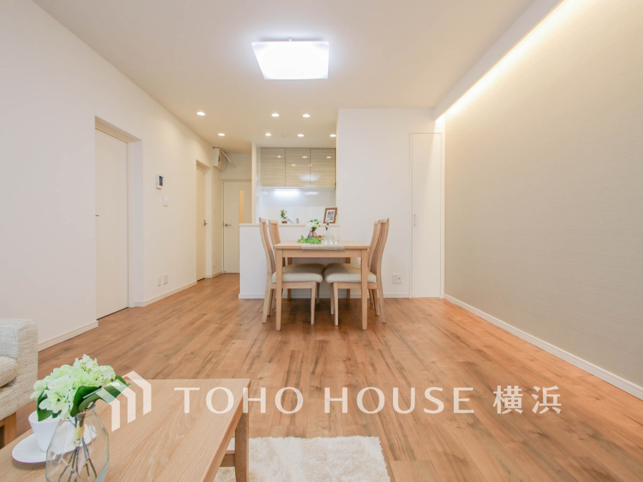 ここにはみんなが集い、食事と楽しい会話が始まる。話に夢中になりすぎて、ついつい時を忘れてしまう。そんな束の間の幸せを感じさせてくれる場所。