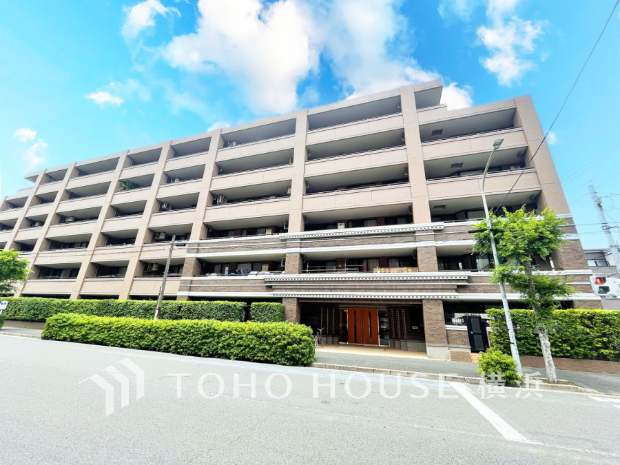 時代の流れに惑わされないシックなカラートーンで街並みに溶け込む外観は、主張し過ぎず、また平凡になり過ぎず絶妙なコントラストで輝きを放ちます。