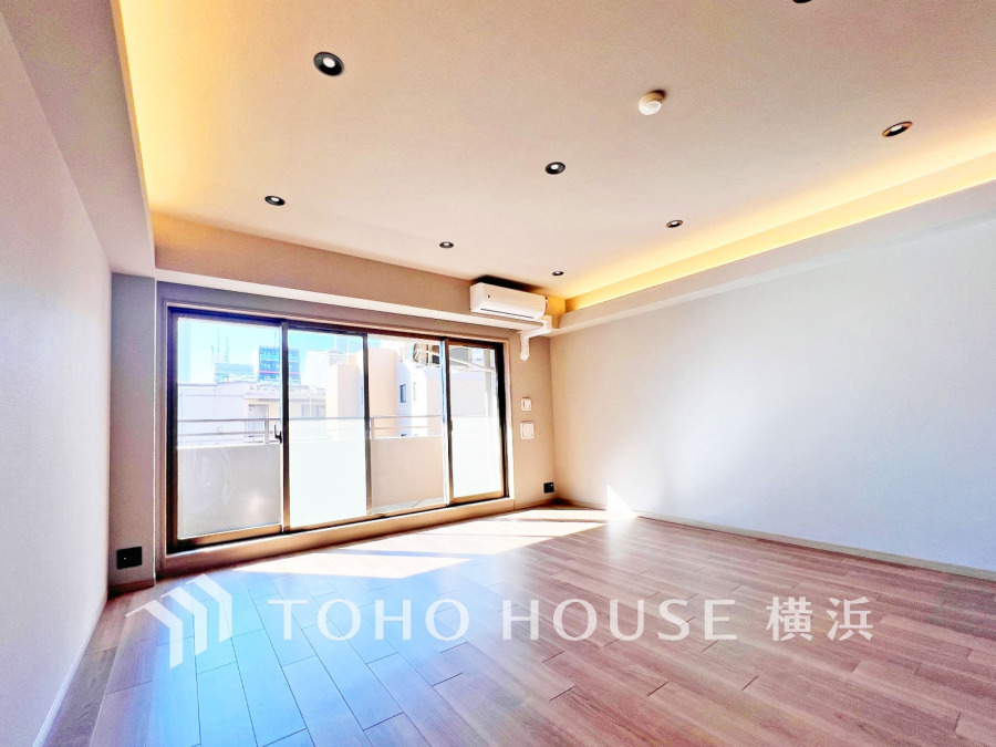 大きな窓から陽光が差し込むLDKはゆったり16.1帖。上質な時間を育む暮らしのメインステージです。