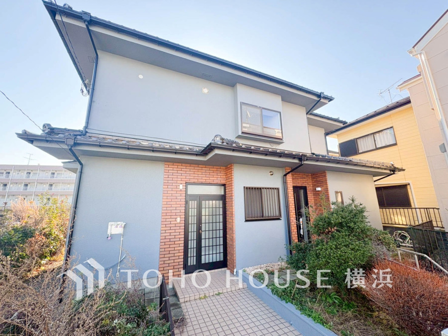 穏やかな街並みに調和しながら光放つ、シンプルで上品な佇まい。青い空と降り注ぐ太陽の光がよく似合う外観です。