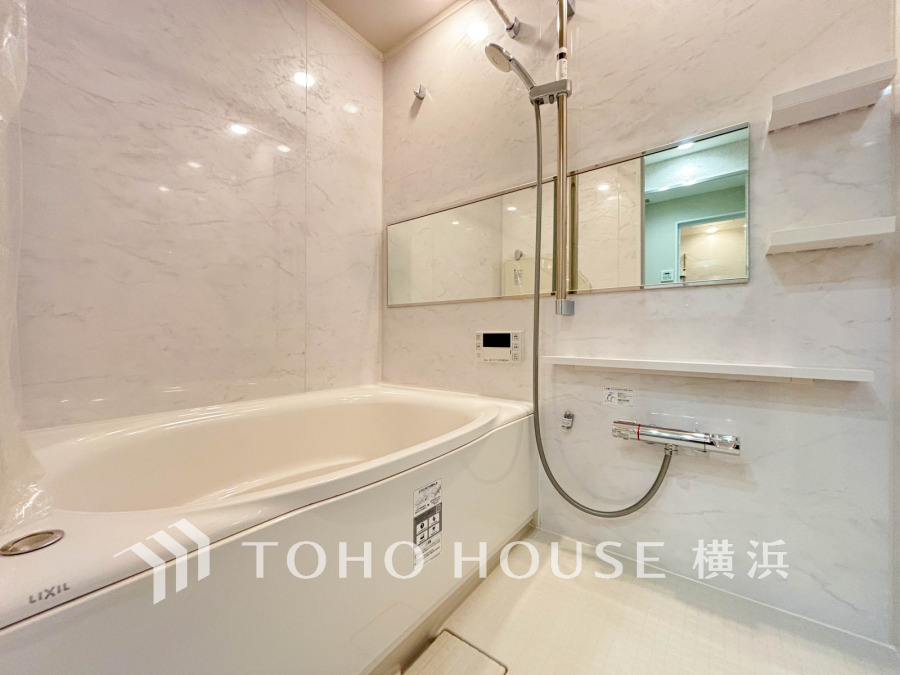 心地よいリラックスを叶える清潔感溢れる美しい空間。快適で機能的なバスルームです。
