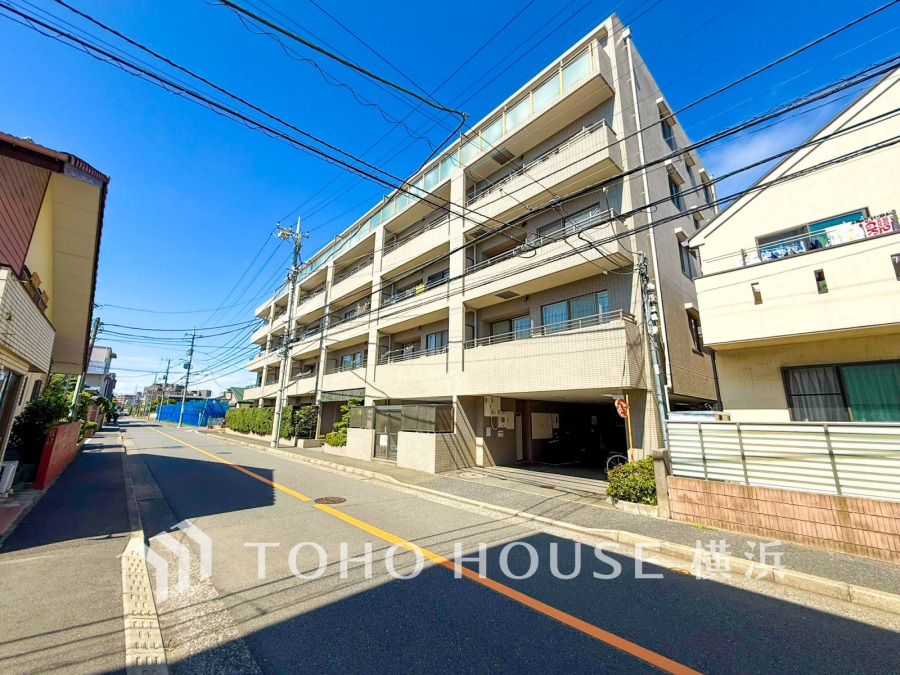 爽やかな青空の下に贅沢なほどに降り注ぐ陽光、豊かな居住性と、クオリティが見事に調和した住空間は、住まうことの喜びを感じさせてくれます。