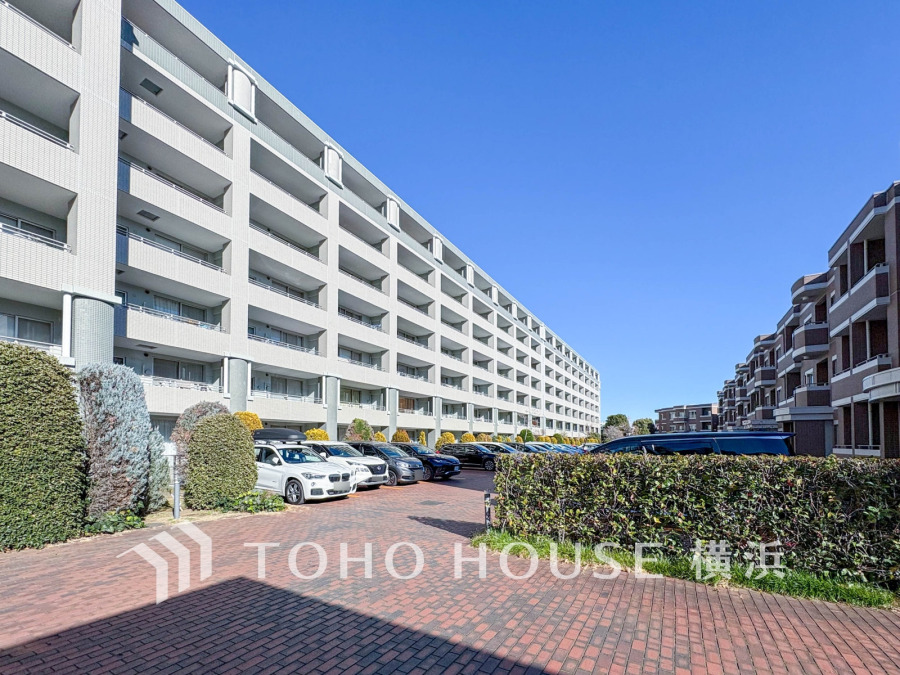 爽やかな青空の下に贅沢なほどに降り注ぐ陽光、豊かな居住性と、クオリティが見事に調和した住空間は、住まうことの喜びを感じさせてくれます。