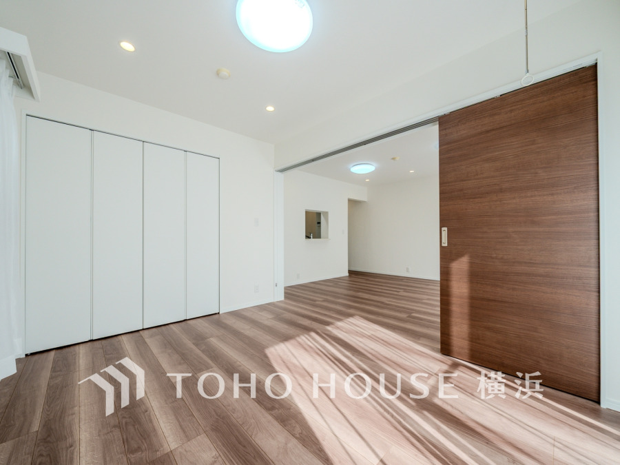 LDKに隣接した洋室。引き戸を開け放してLDKと一体化利用も可能です。
