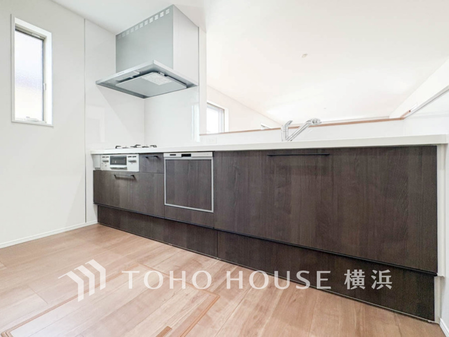 収納豊富で機能的なシステムキッチン。明るい空間で家事がはかどる使い勝手の良い設計です。