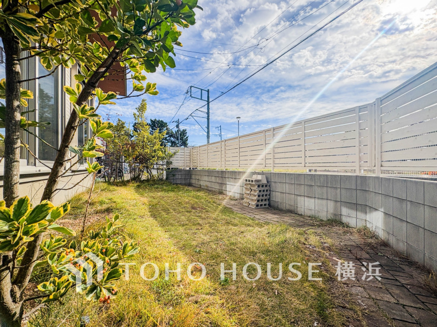 日だまりの空間は、ご家族のプラスアルファの楽しみのスペースとして。プランターを並べてガーデニングを愉しんだり、小さなお子様の安全な遊び場として等、イメージが膨らみます♪