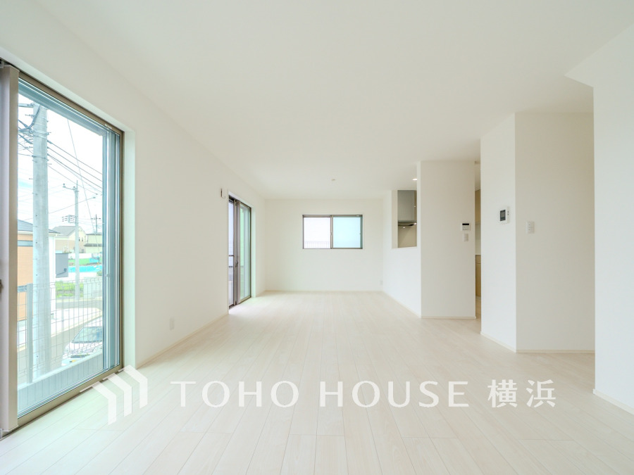 光と風があふれる開放的なリビングダイニングには自然と家族みんなが集まってきます。明るく穏やかな空気の中で飲んだり、食べたり、笑ったり。