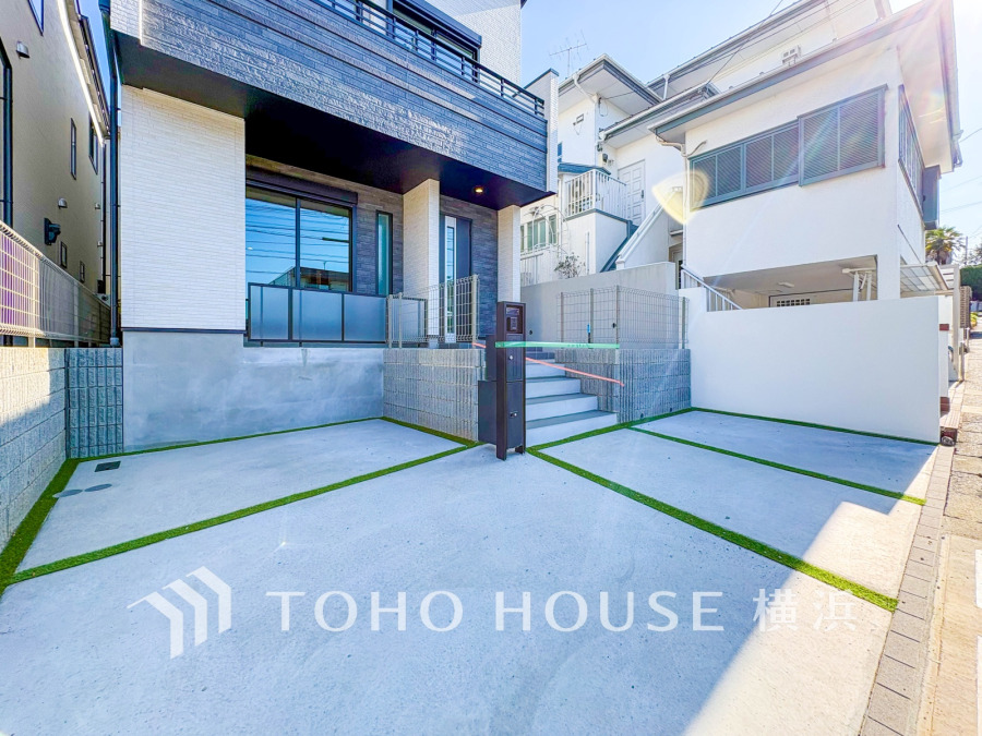 ゆったりとした駐車スペースを確保いたしましたので、お車2台の駐車が可能です（1台小型車）。自転車やバイクなど、ゆとりのある敷地で置き場所に困ることはないでしょう。