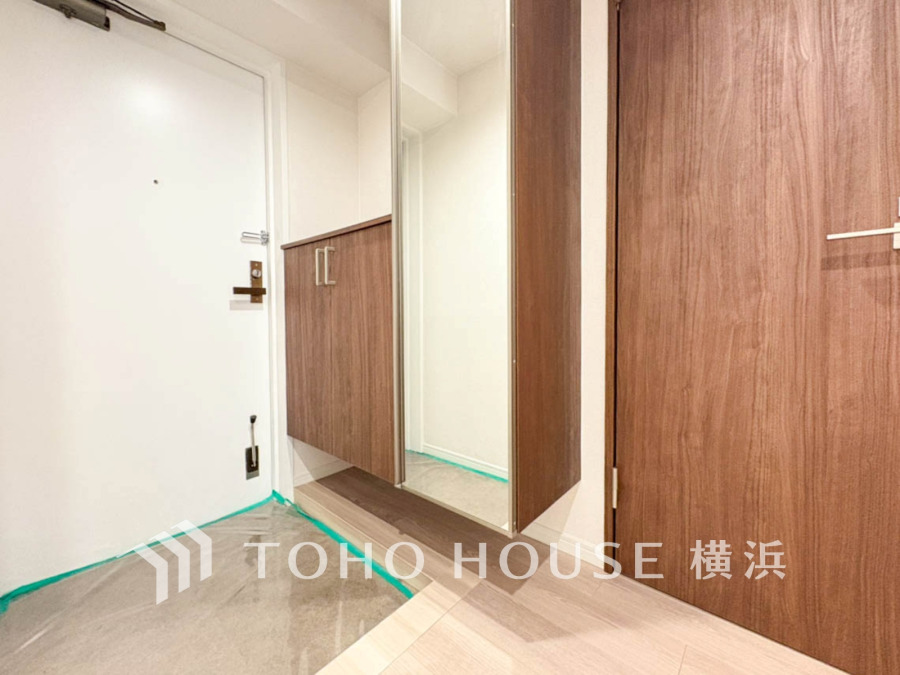 豊かなプライベートタイムへ誘うモダンテイストな玄関。デザインや素材が美しい調和を奏でている空間。ゲストを迎える空間はゆとりと優しさを滲ませます。