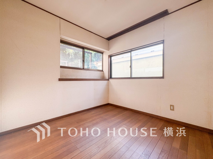 二面採光で明るく風通しの良い、シンプルな木目フローリングの居室スペースです。