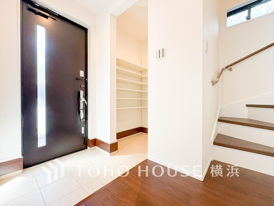 お客様をお迎えする玄関は落ち着いた雰囲気。帰り着くたびに洗練されたテイストの空間に迎えられ誇りと喜びを感じる玄関まわりです。

