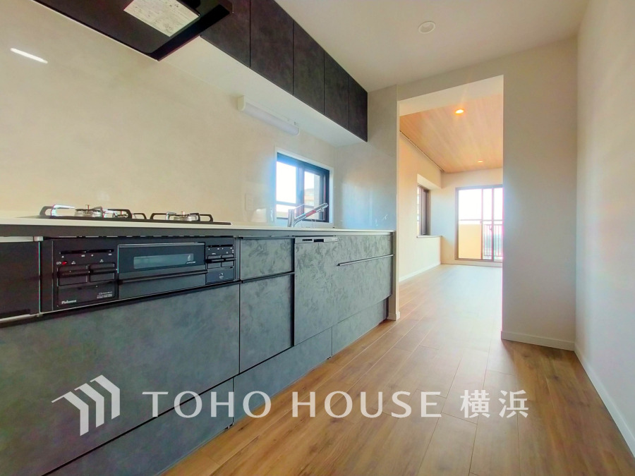 広く取られたキッチンは半独立タイプで、リビングとの一体感を持ちつつ、集中してお料理が出来ます。ナチュラル系のカラーで空間をより上質な雰囲気にした、清潔感のあるデザインです。