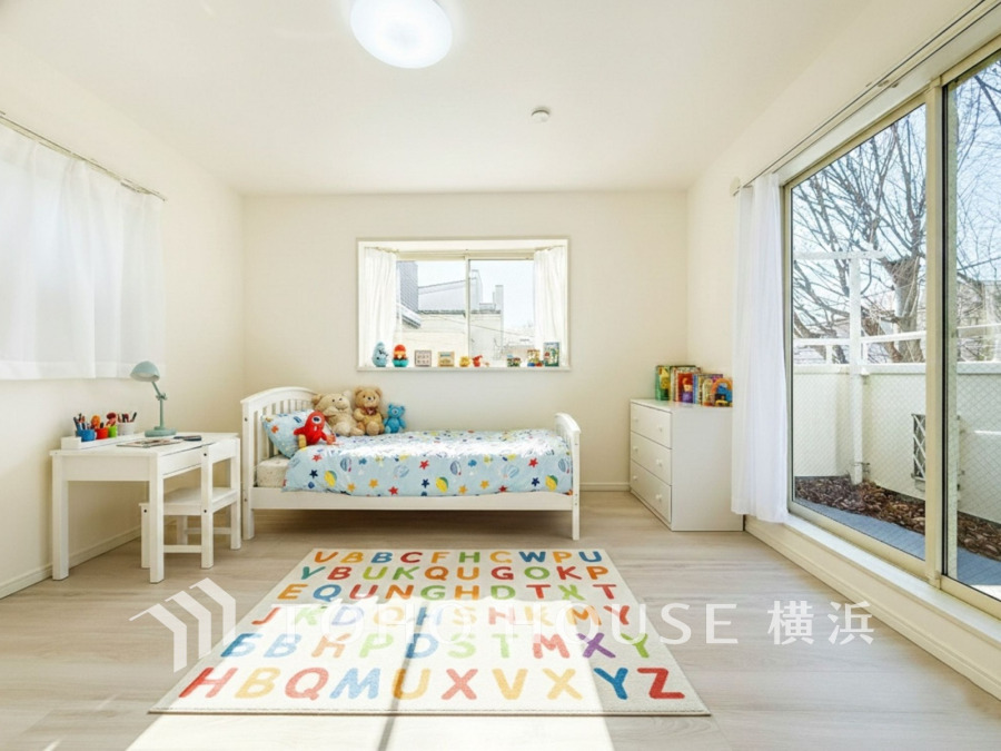 大きな窓から陽光が降り注ぐ7.5帖のゆとりある洋室。3面採光の明るい室内空間です。（家具・装飾品はAI加工です）