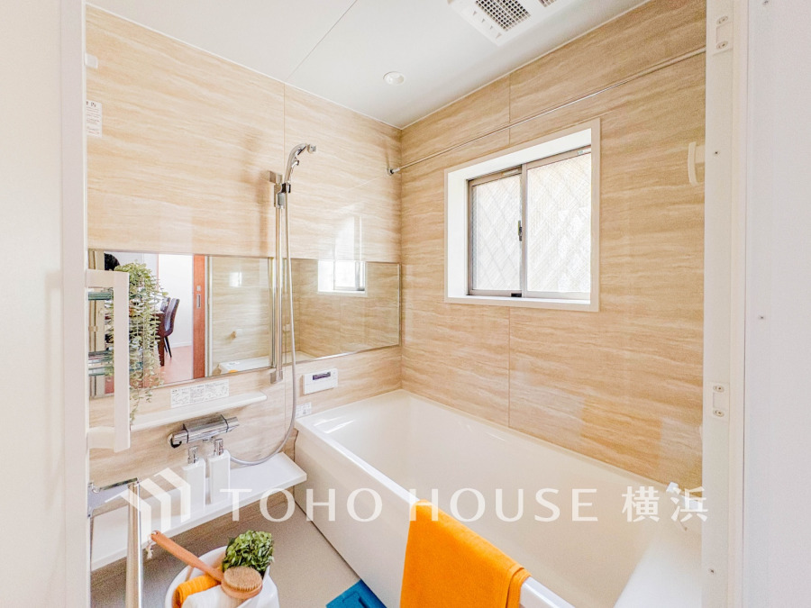 明るく清潔感のあるバスルーム。大きな窓で自然光が入り、ゆったりとしたバスタイムを楽しめます。