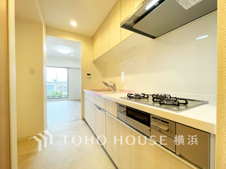 作業に集中しやすい独立型のキッチン。新規交換されたシステムキッチンの清潔感あふれる空間です。
