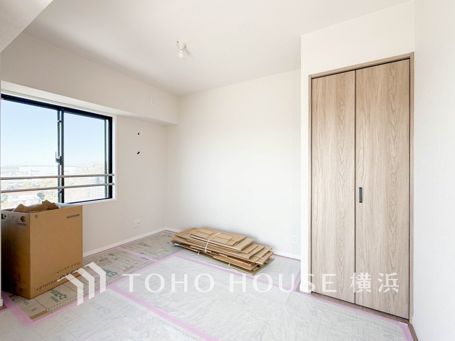 【2026年2月撮影】採光もアクセントの一つとして。プライベートルームにはやさしい光が射し込んでいて、この明るい好みの空間で読書をしたり、音楽を聞いたりと一人の時間も充実したものにできます。