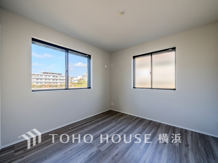 採光もアクセントの一つとして。プライベートルームにはやさしい光が射し込んでいて、この明るい好みの空間で読書をしたり、音楽を聞いたりと一人の時間も充実したものにできます。