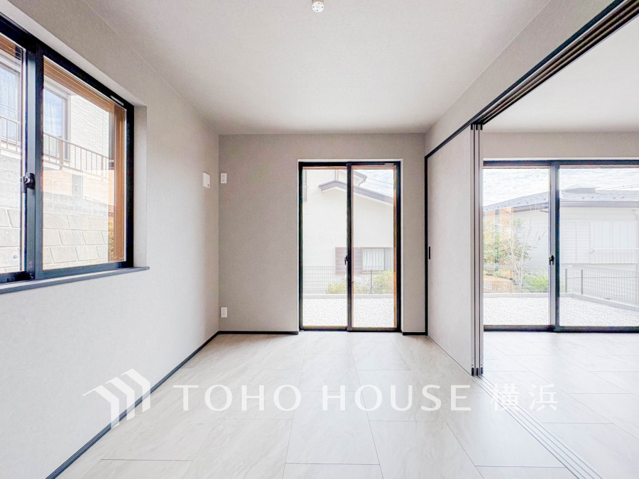 過ぎ行く時間をゆったりと感じることができる落ちついたプライベートルーム。リビングで楽しく過ごした後はゆっくり寛ぎの時間を満喫できます。静かな環境でリラックスタイムを愉しんで。