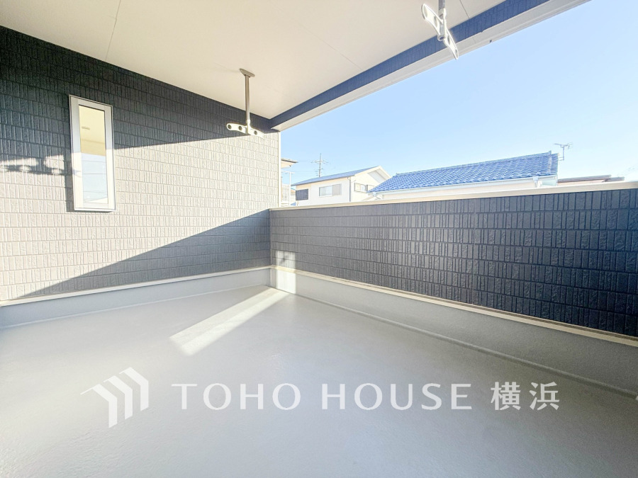 ずっと太陽を感じる事ができるのは、遮るものが視界に無いから。彼方に広がる風景が絵画のように広がります。