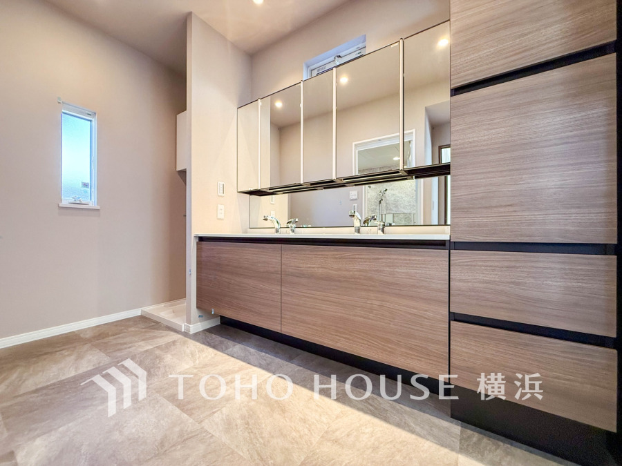 広々とした洗面スペース。ダブルボウルの洗面台や大容量収納が時間と空間にゆとりをもたらします。
