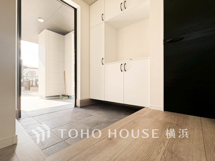 上質感漂う玄関。居住者の帰り、訪れる方を優しく迎える・安らぎに満ちた生活空間を予感させる。健やかな暮らしを楽しめそう