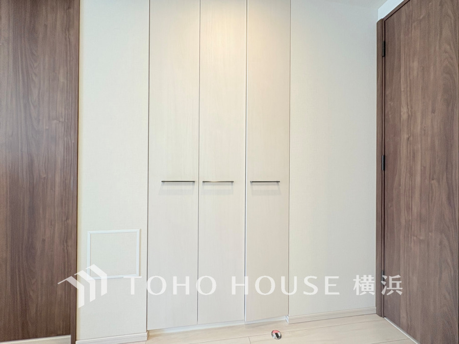 【Pantry】長期保存できる缶詰や調味料などの食品類の他、かさばるペーパーやラップ類をまとめて収納しておけます。キッチンまわりの掃除用具などを置くのにも便利ですね。