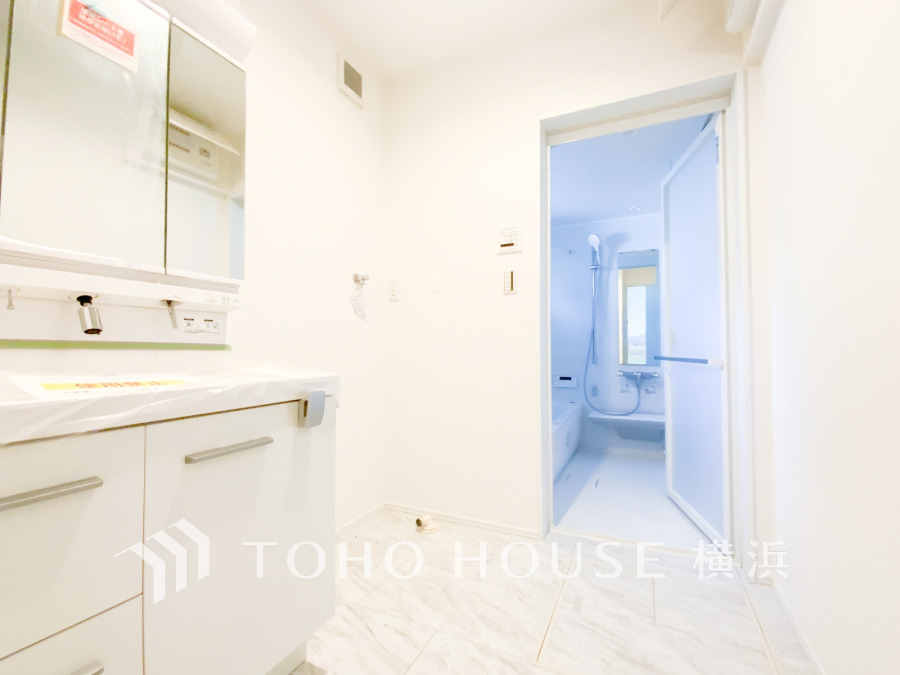 十分な大きさの洗面台は収納もさる事ながら、身だしなみチェックや歯磨きなど、朝の慌ただしい時間でもホテルライクなスペースで余裕とゆとりを感じて頂けます。