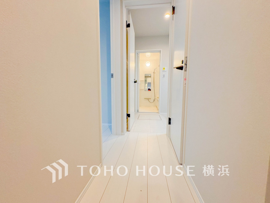 上質感漂う玄関と廊下。居住者の帰り、訪れる方を優しく迎える・安らぎに満ちた生活空間を予感させる。健やかな暮らしを楽しめそう。