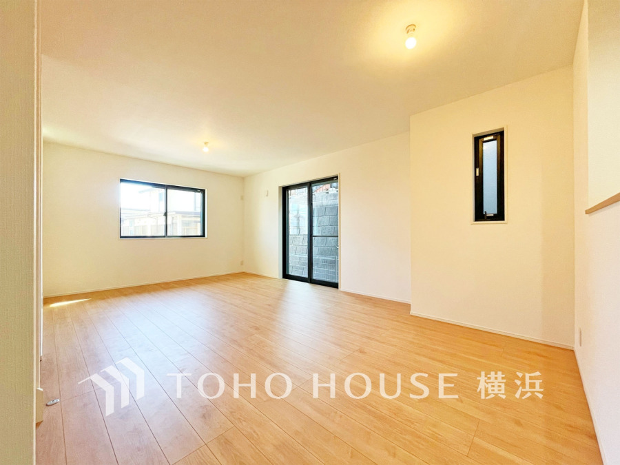 明るく開放的な空間が広がるLDK。室内には豊かな陽光が注ぎ込み、爽やかな住空間を演出。
