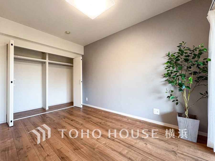 シンプルで落ち着いた色合いの洋室。大容量クローゼットと自然光が差し込む明るい空間です。